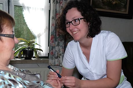 Bloedsuiker controleren door verpleegkundige